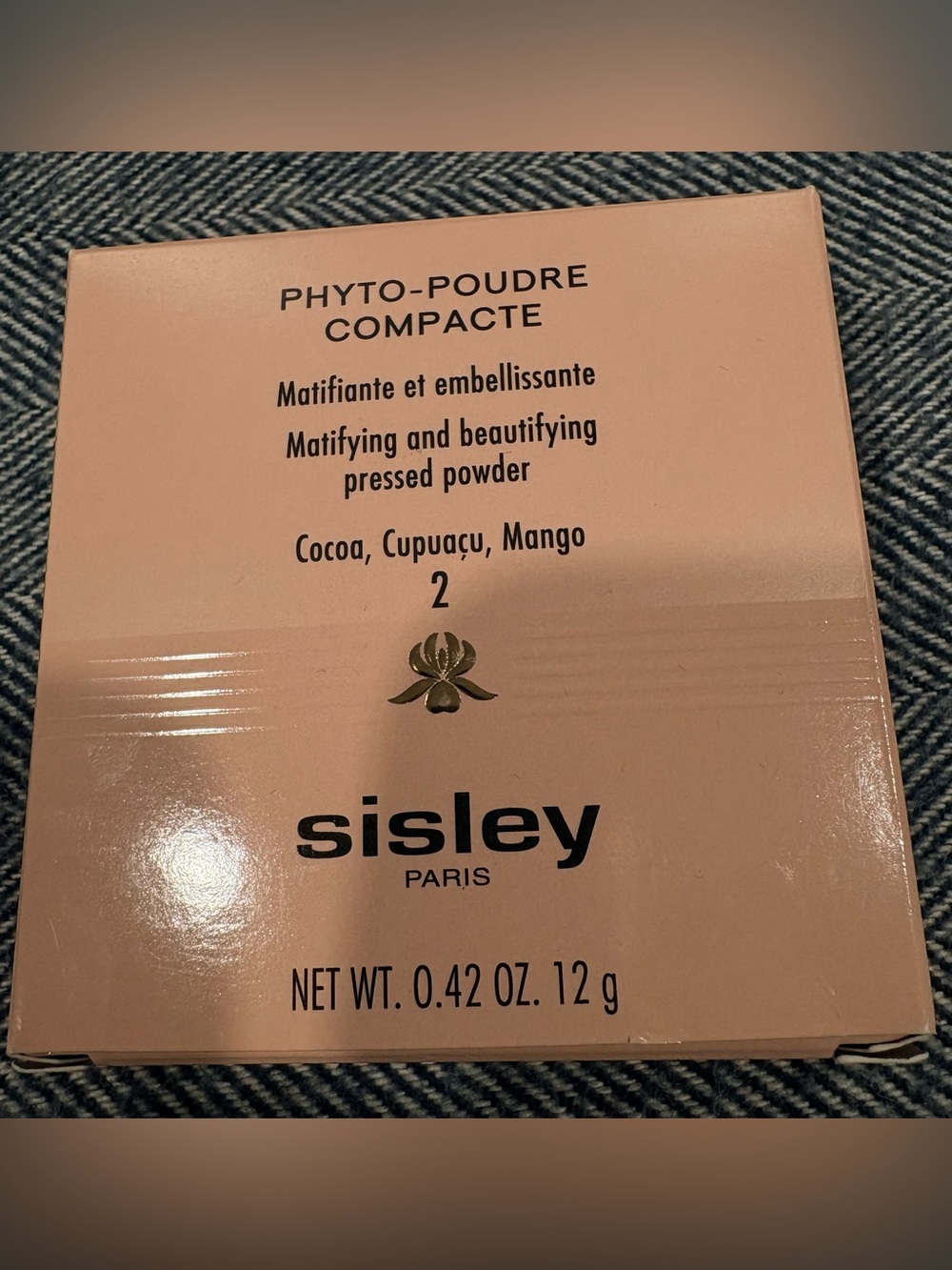 Ultra-soft and creamy, Phyto-Poudre Compact blends instantly into the skin for a